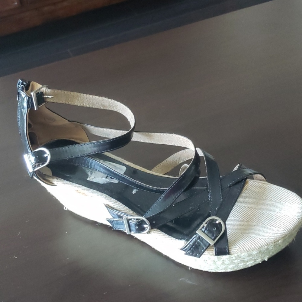 C label black wedge
